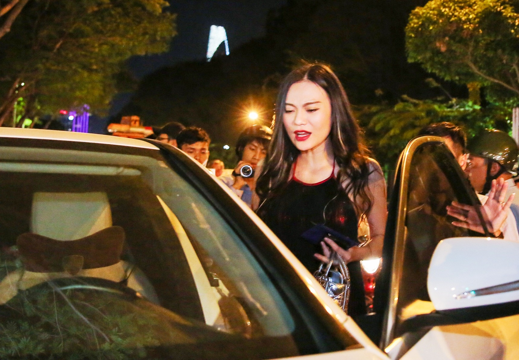 Nguoi mau Cao Thuy Linh bi quan 1 cau xe Mercedes dau truoc New World hinh anh