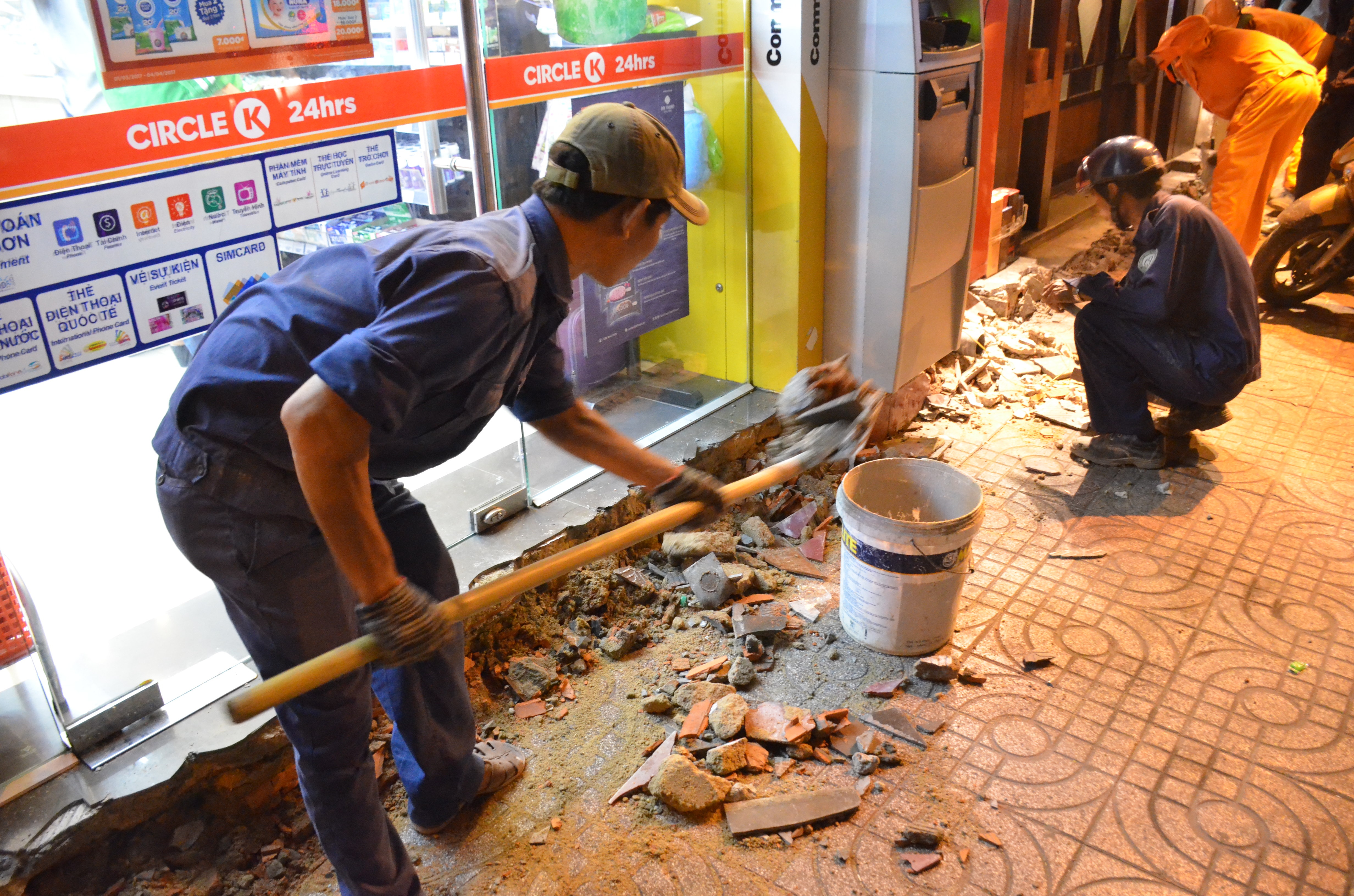 Nguoi mau khoa than Cao Thuy Linh bi cau xe anh 8