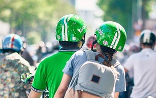Tai xe GrabBike bi chich dien, cuop xe o Sai Gon luc rang sang hinh anh