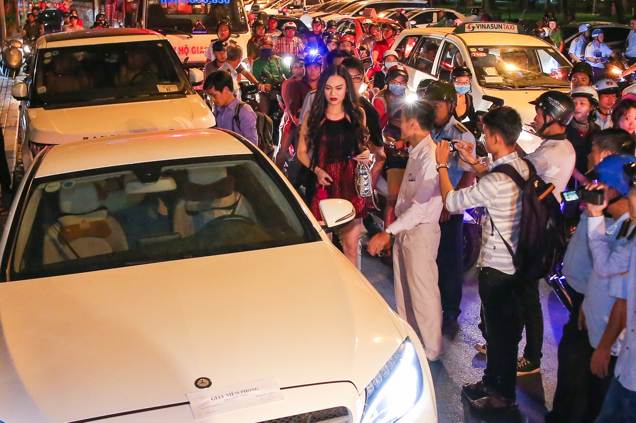 Người mẫu khỏa thân Cao Thùy Linh bị cẩu xe ảnh 6 Nguoi mau khoa than Cao Thuy Linh bi cau xe anh 6