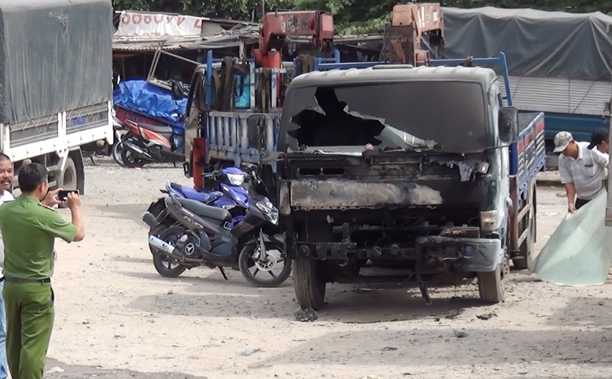 Xe tai boc chay ngun ngut, lan sang 3 nha dan o Sai Gon hinh anh