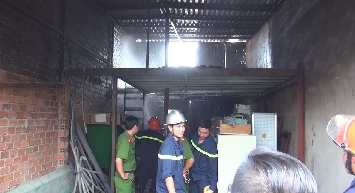 chay xe tai lan sang 3 nha dan o Sai Gon anh 2