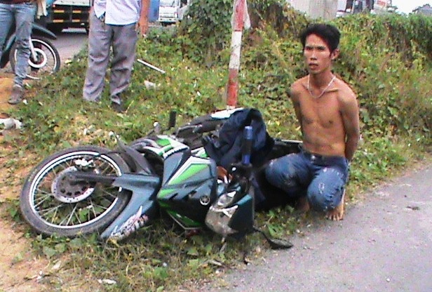 CSGT bat hai ten cuop chuyen giat do phu nu anh 1