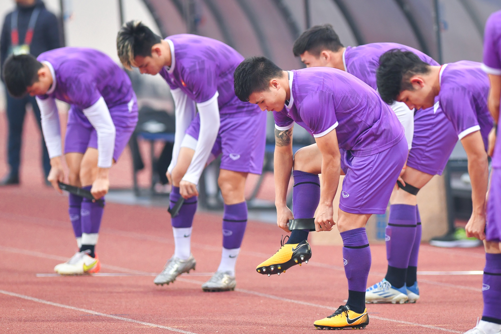 Quang Hai cung dong doi mang giay dinh sat trong buoi tap o My Dinh hinh anh