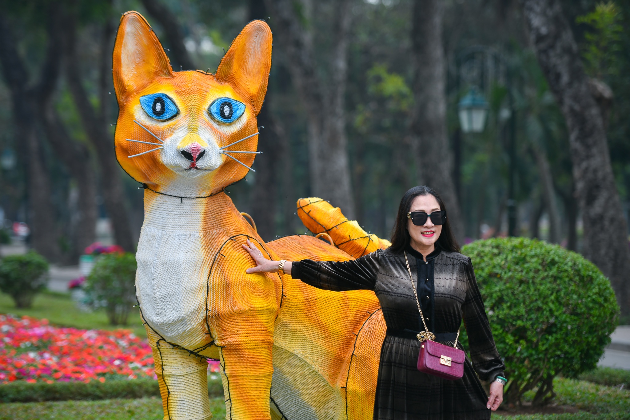 Linh vat meo voi hinh dang khac thuong gay tranh cai o Ha Noi hinh anh