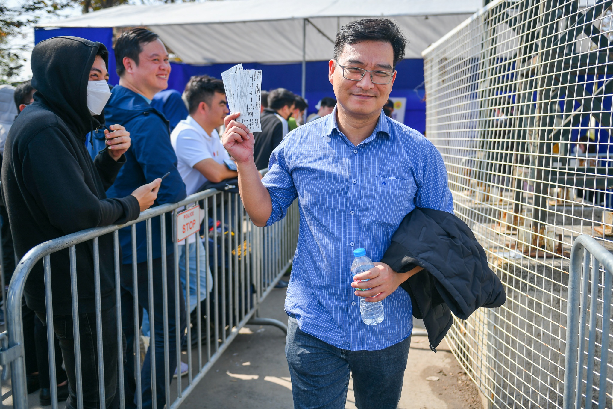 Nguoi dan doi nang, xep hang dai cho lay ve tran Viet Nam - Thai Lan hinh anh