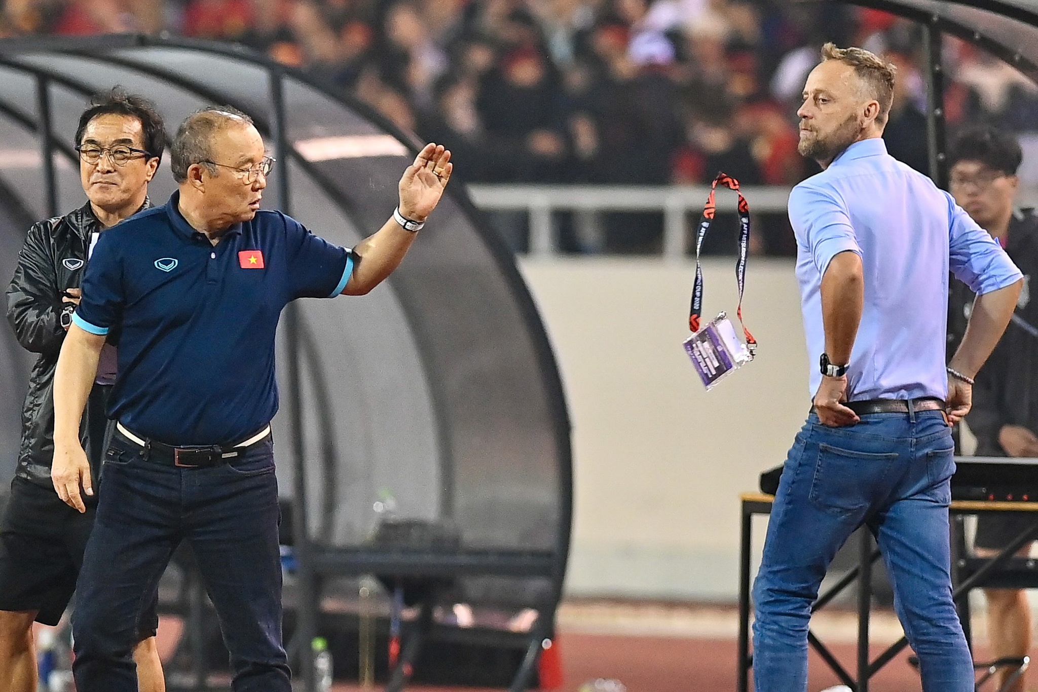 HLV Park nem the truoc mat Polking hinh anh