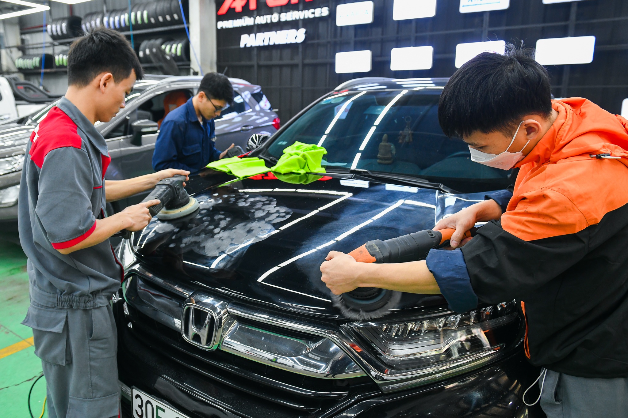 Garage bao duong oto dong khach truoc ky nghi le hinh anh