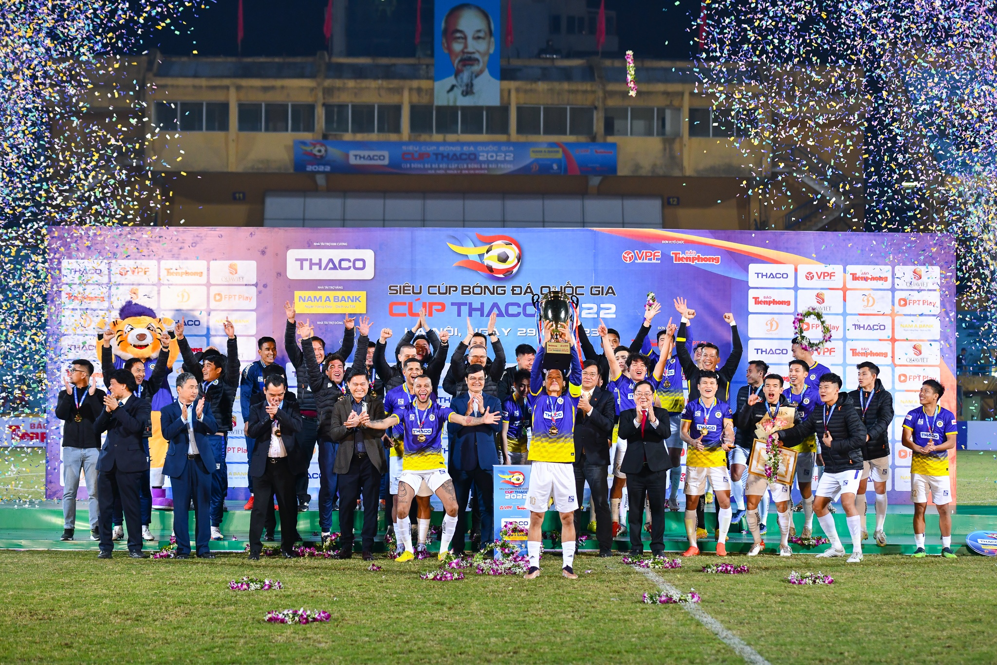 CLB Ha Noi vo dich anh 8