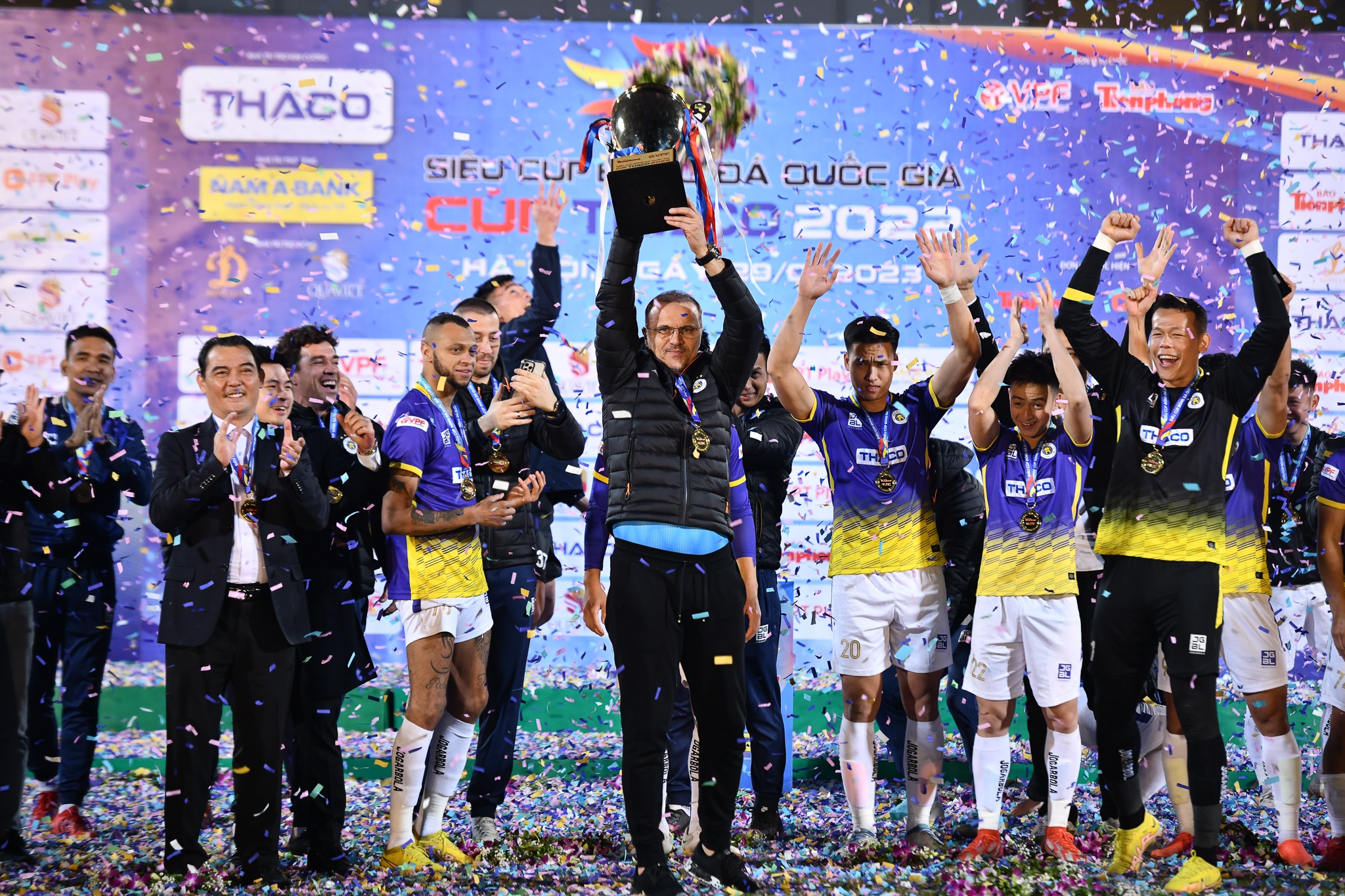 CLB Ha Noi vo dich anh 6