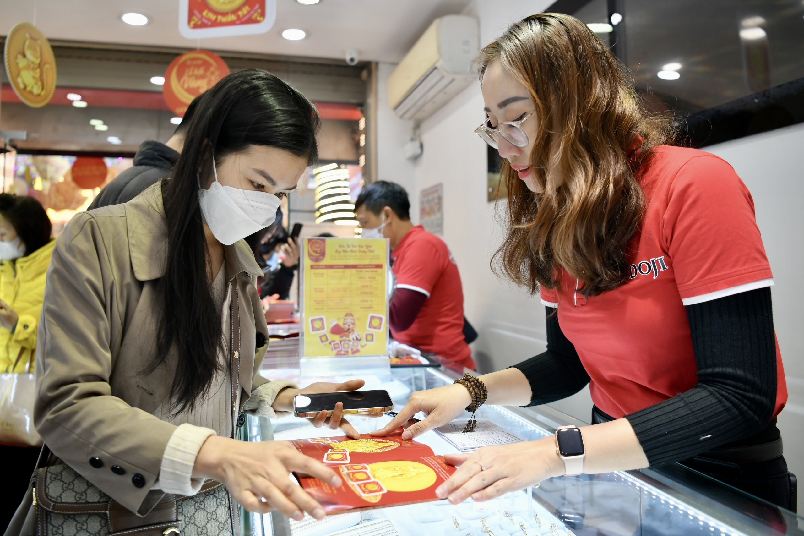 Cam xap tien, xep hang tu 3h sang mua vang ngay via Than Tai hinh anh