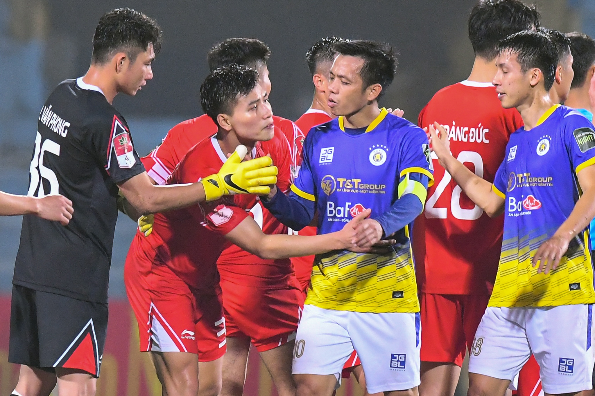 Van Quyet noi nong anh 9