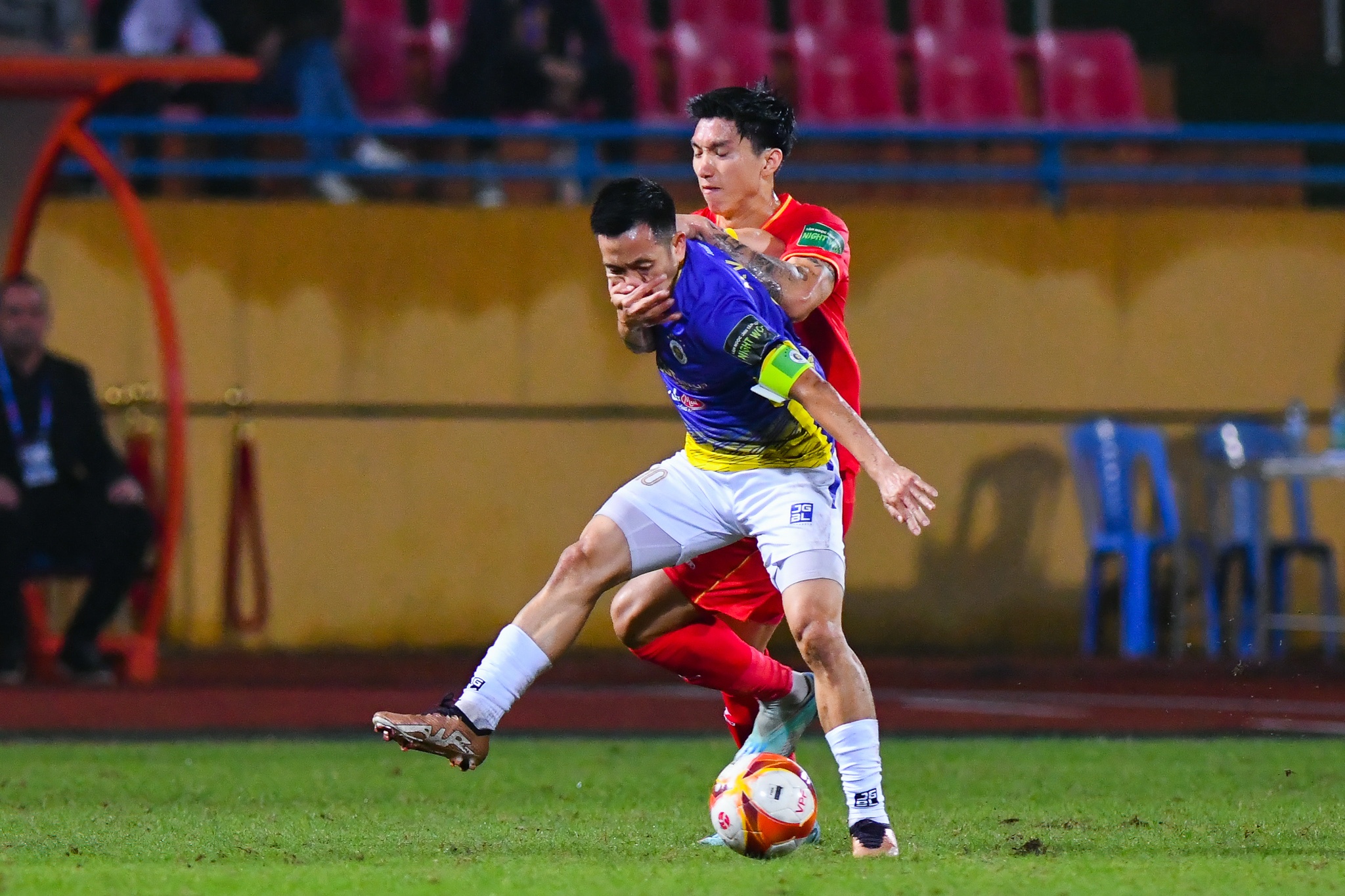 Van Hau thi dau quyet liet voi dong doi cu hinh anh