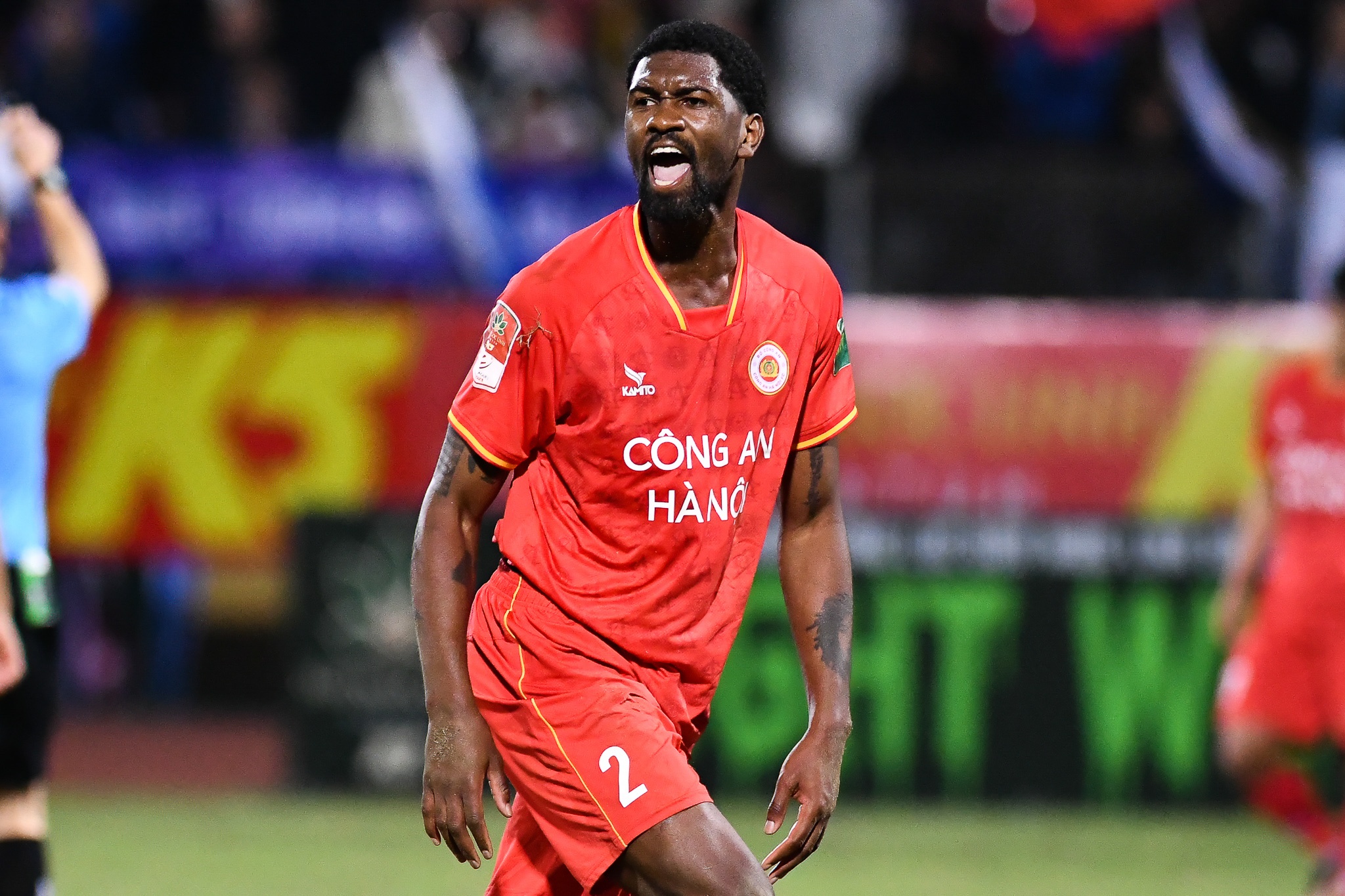 Man chao san V.League cua cuu trung ve lo Arsenal hinh anh