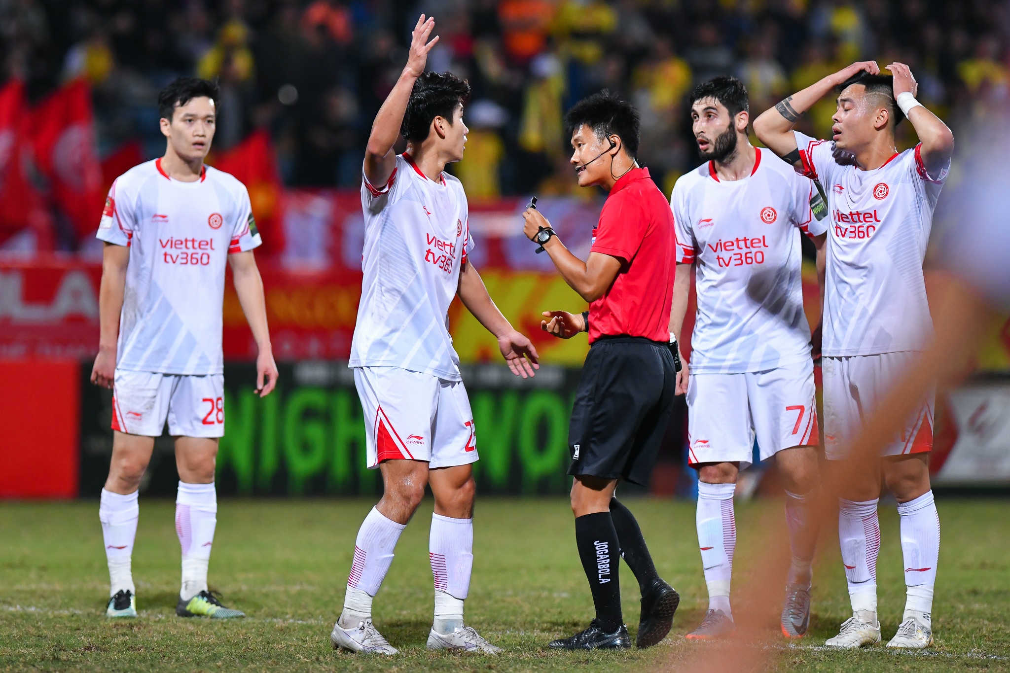 Trong tai V.League dung tran dau vi chan thuong hinh anh