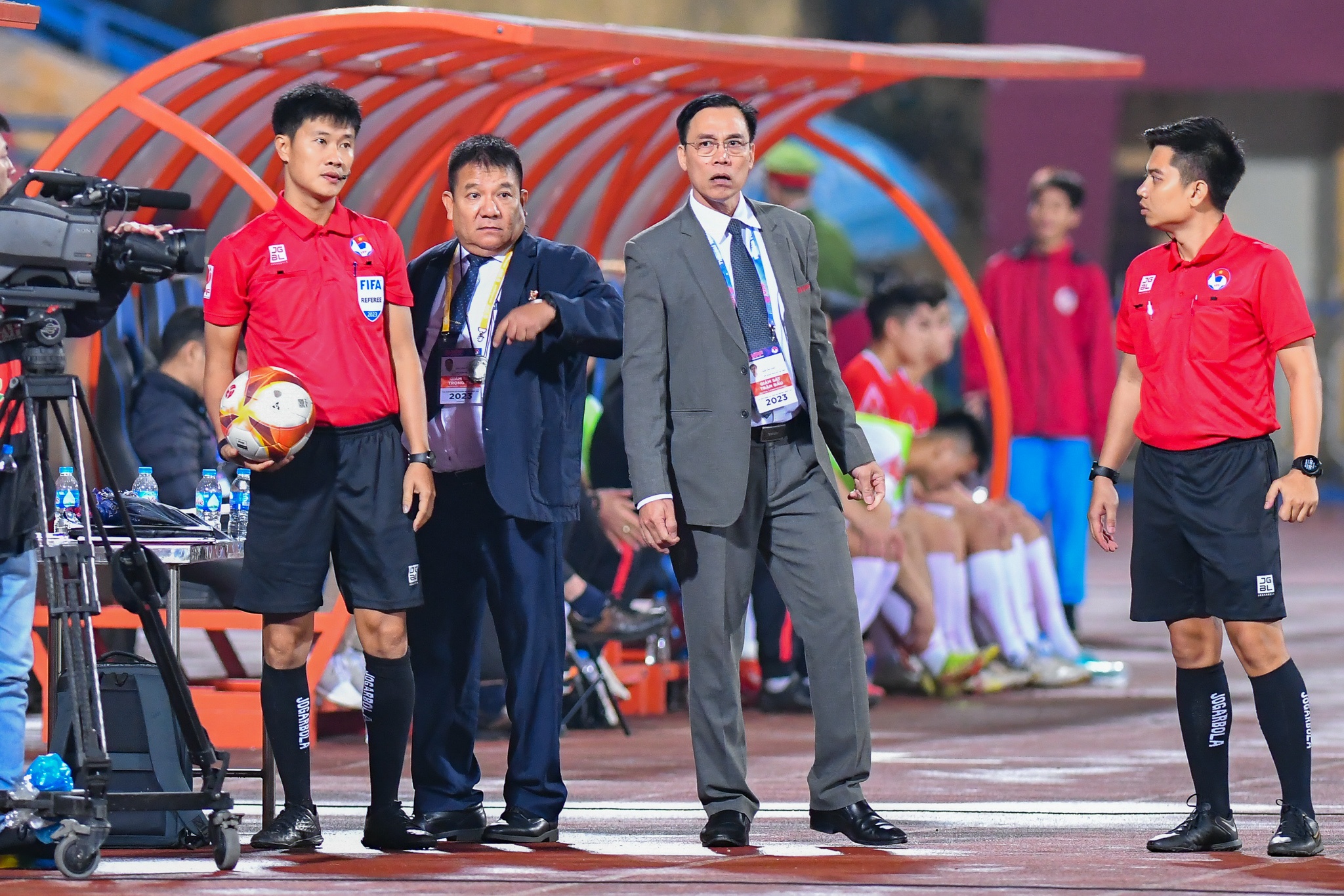 Trong tai dinh chan thuong anh 2