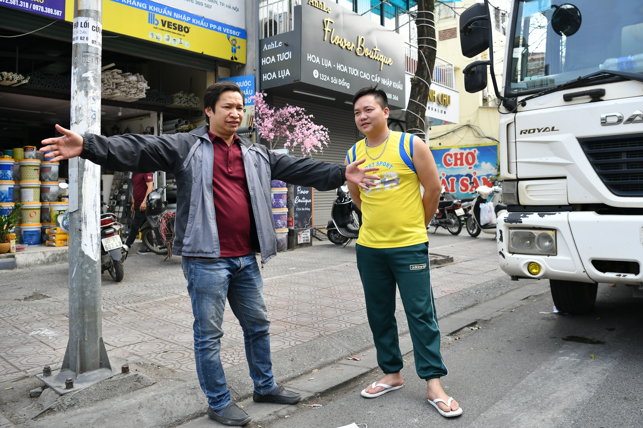 Khon kho vi xe cho dang kiem chan truoc cua nha ca ngay lan dem hinh anh