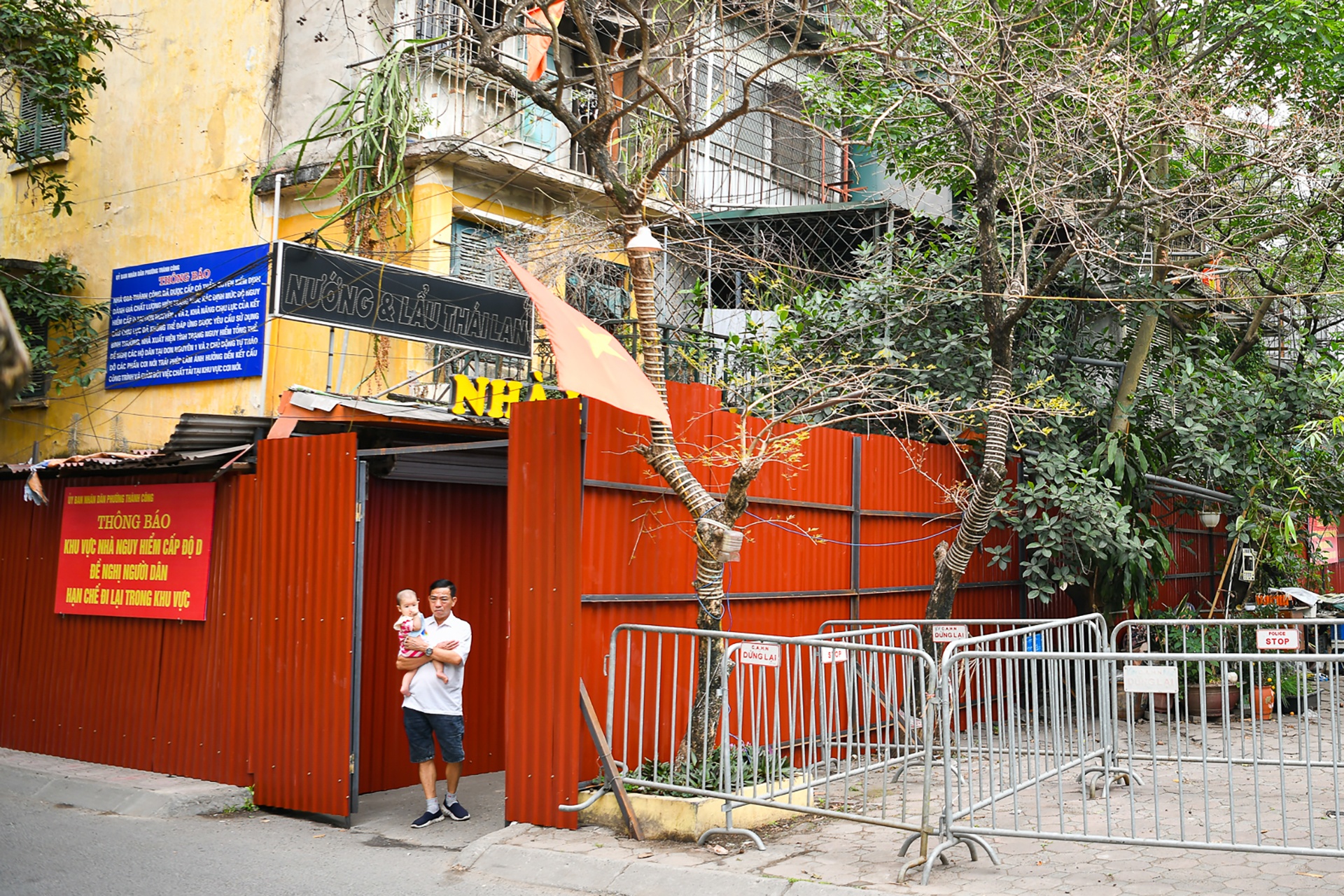 Canh song bam tru trong can tap the cu nat du bi quay rao o Ha Noi hinh anh