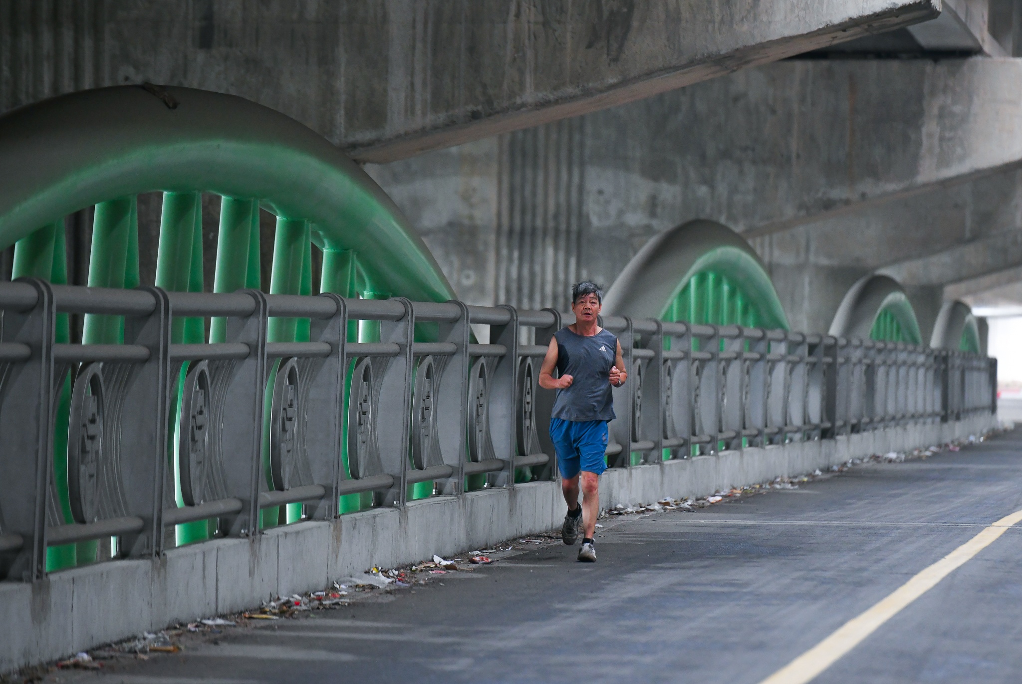 Cau vom sat vuot ho doc nhat Ha Noi vang ve, thanh noi tap the duc hinh anh