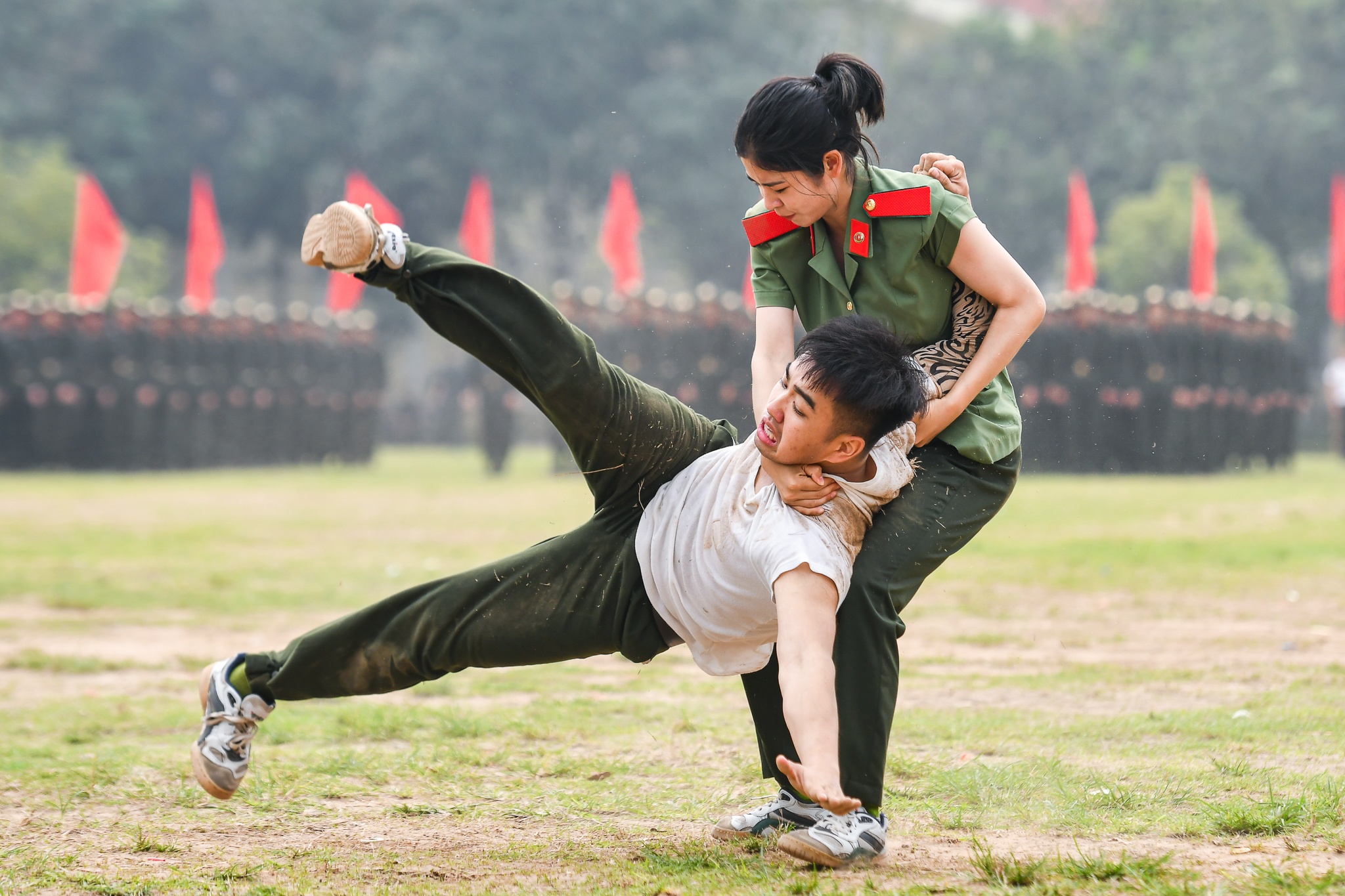 Nu sinh canh sat bieu dien trong le tot nghiep hinh anh