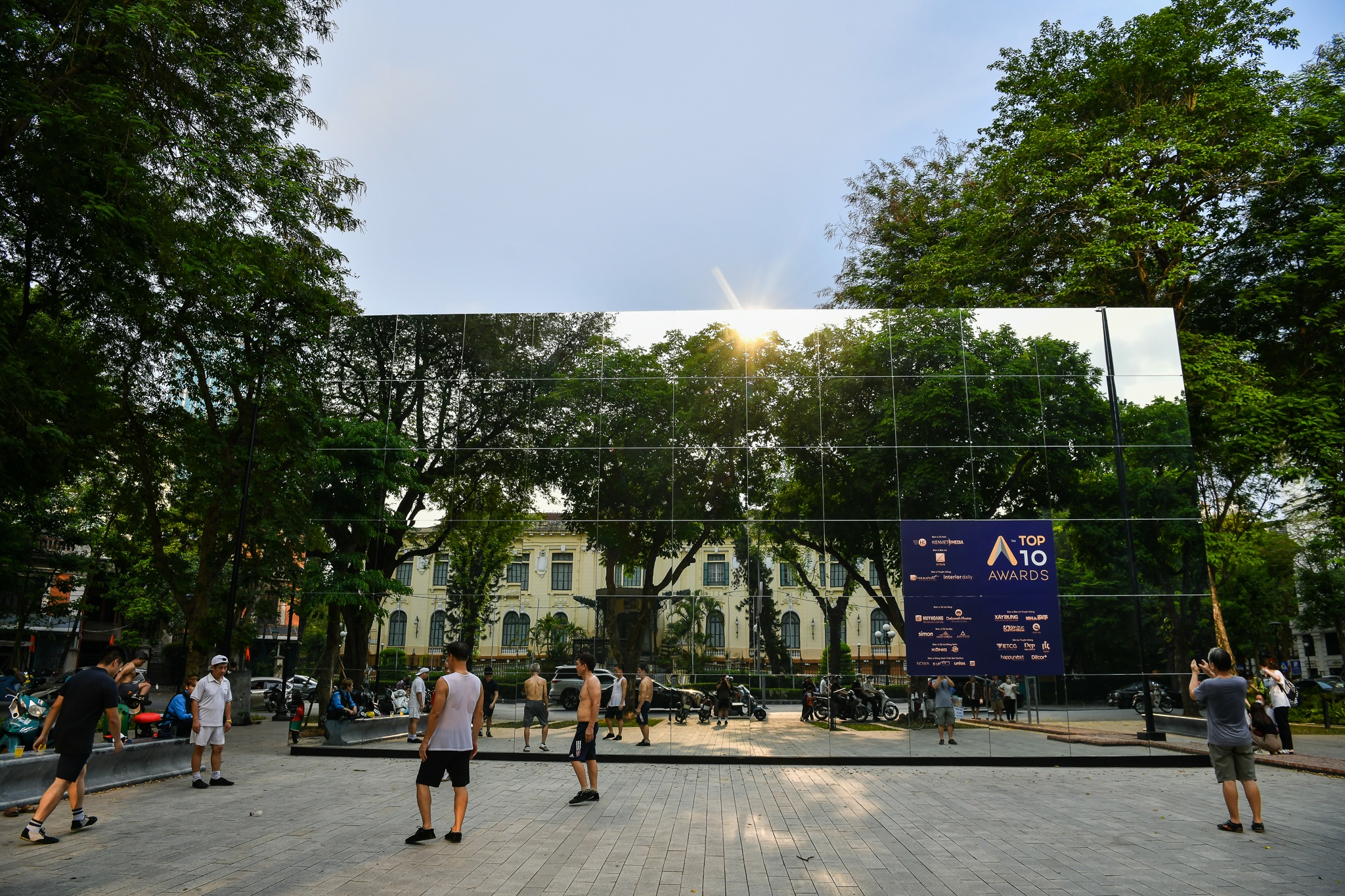 Nha guong dac biet anh 2