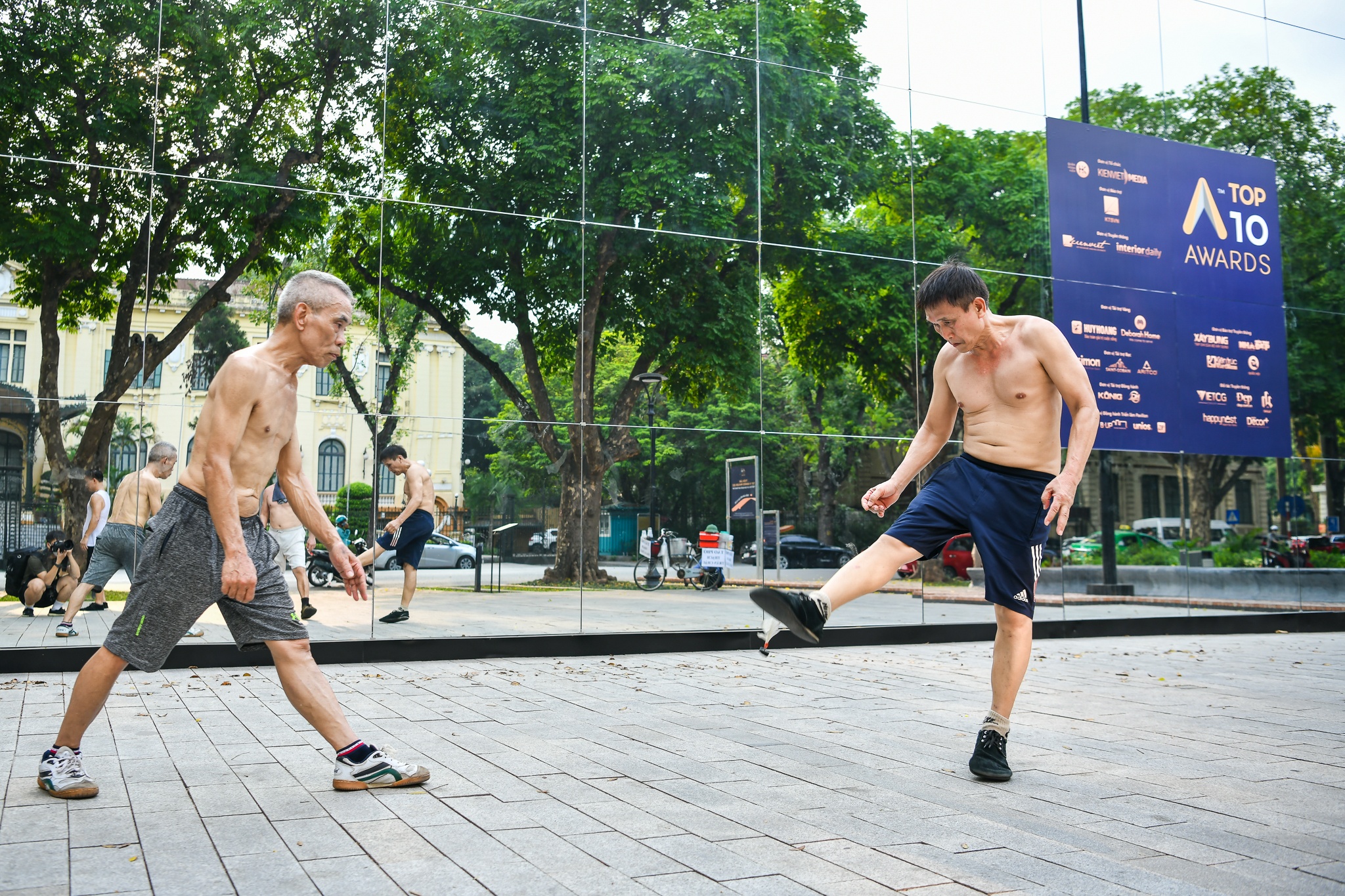 Nha guong dac biet anh 12