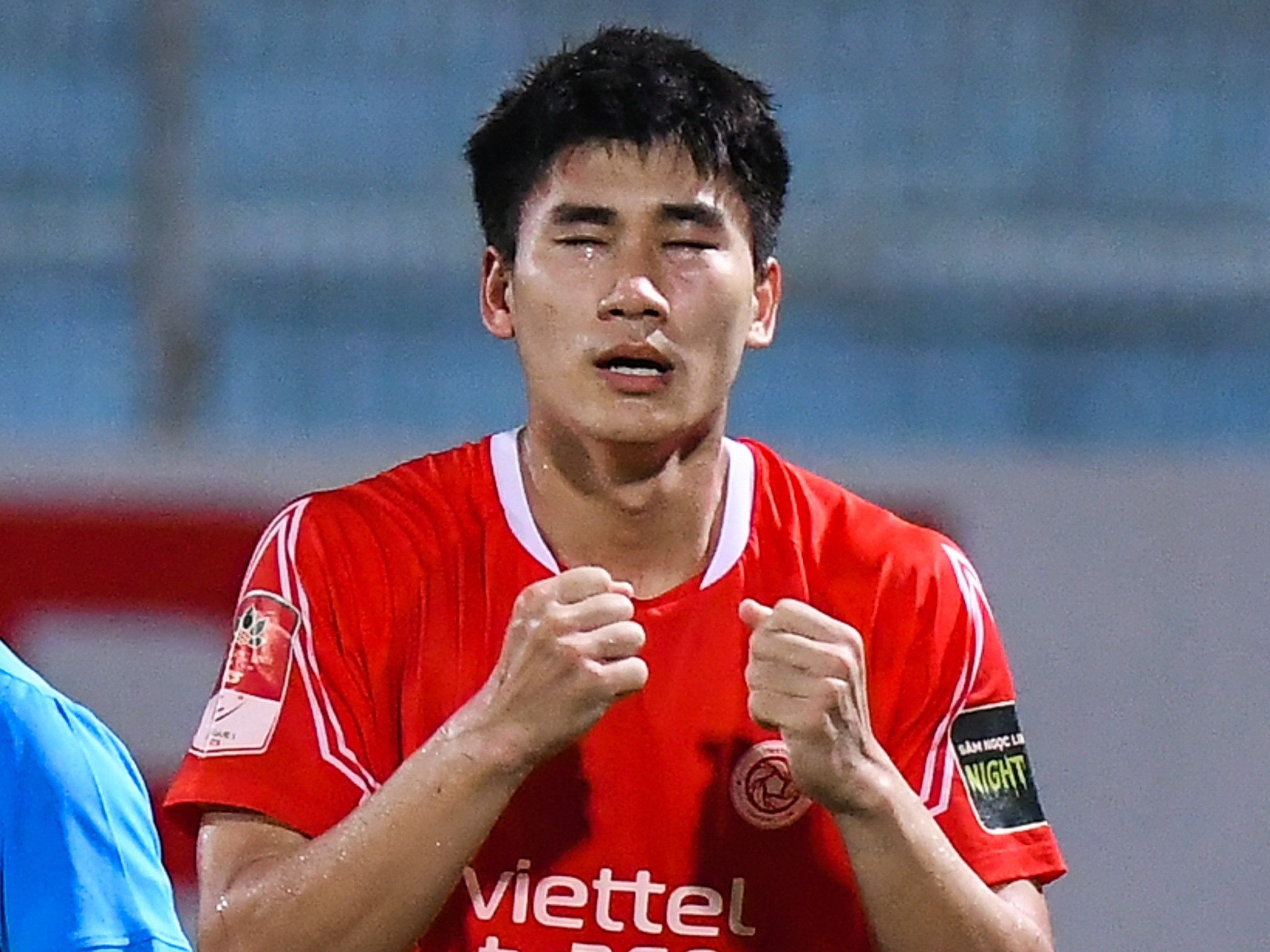 Nham Manh Dung bat khoc khi pha luoi SLNA hinh anh