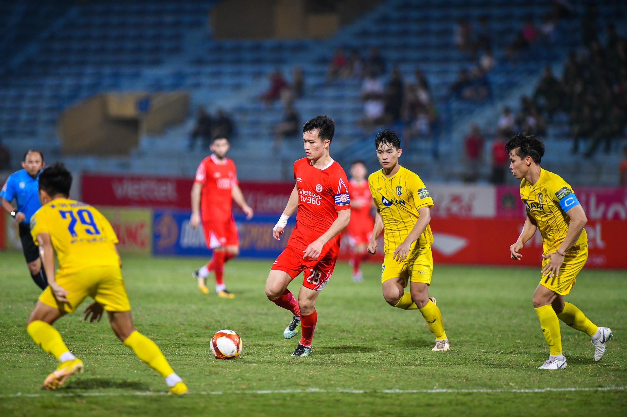 Nham Manh Dung ghi ban anh 7