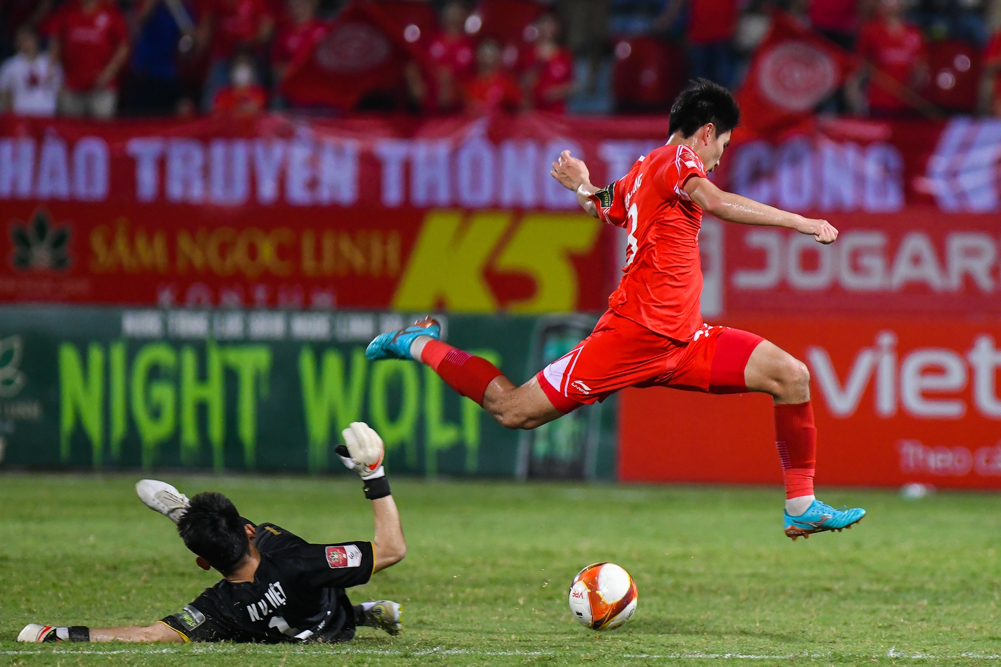 Nham Manh Dung ghi ban anh 1