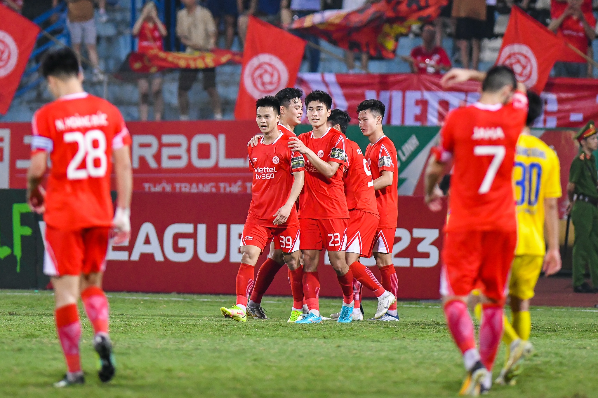 Nham Manh Dung ghi ban anh 8