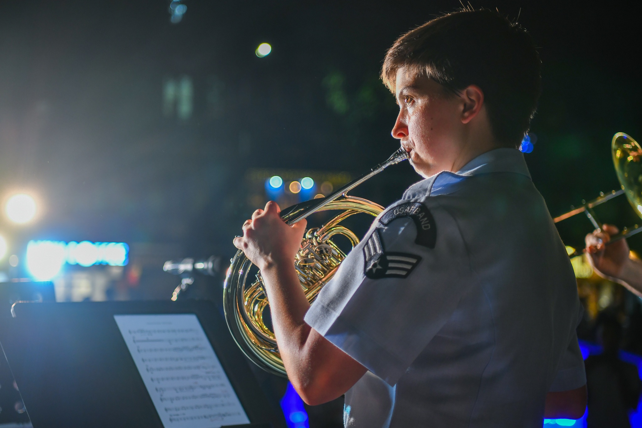Ban nhac ngu tau cua Khong quan My khuay dong pho di bo Ho Guom hinh anh
