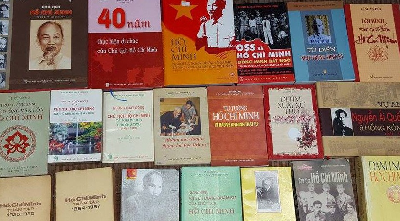 Khong gian sach cu ton vinh sach ve Ho Chi Minh hinh anh