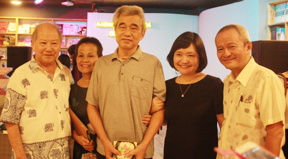 Doan Tu Huyen ra mat sach mung thang than chet hinh anh