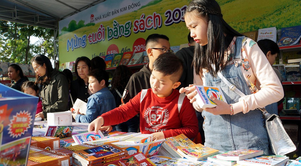 Hoi sach danh cho thieu nhi to chuc tai Van Mieu hinh anh