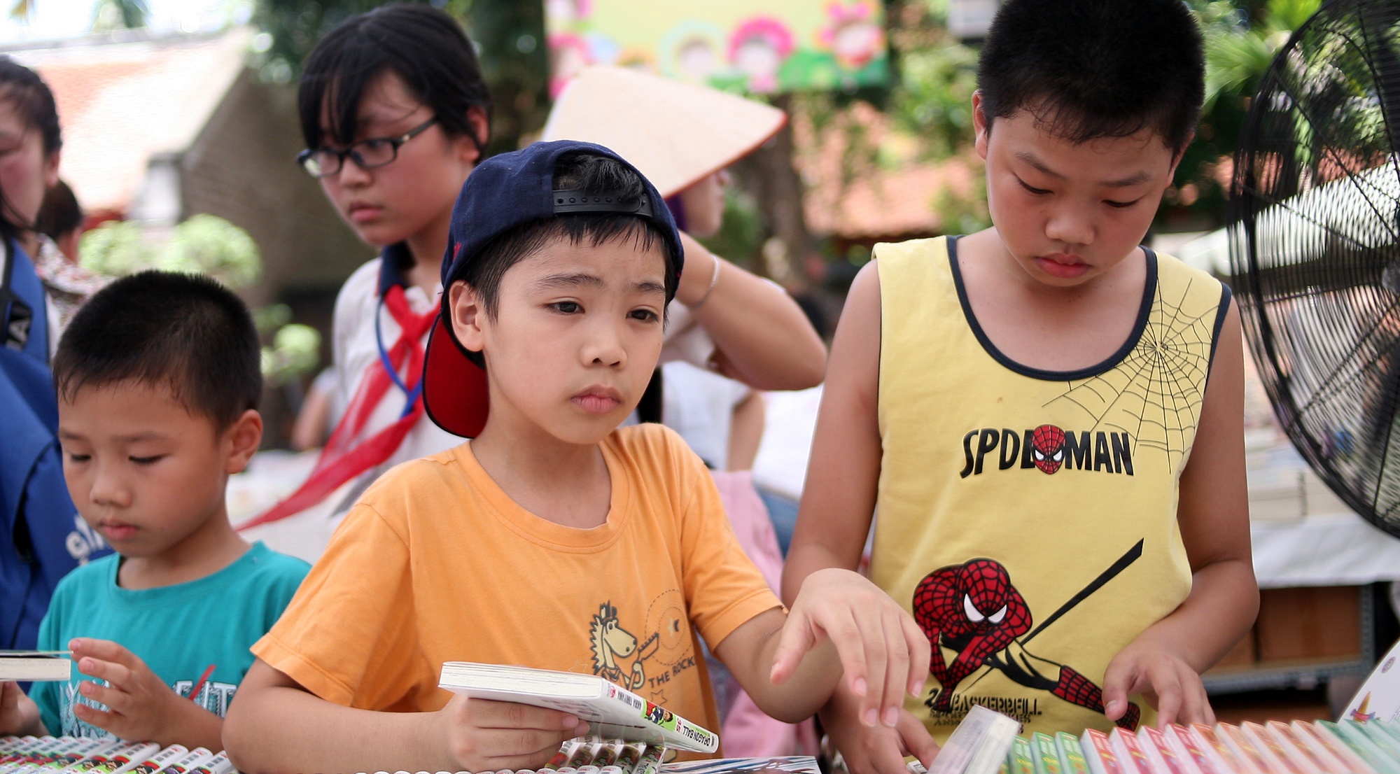 Soi dong thi truong sach thieu nhi hinh anh