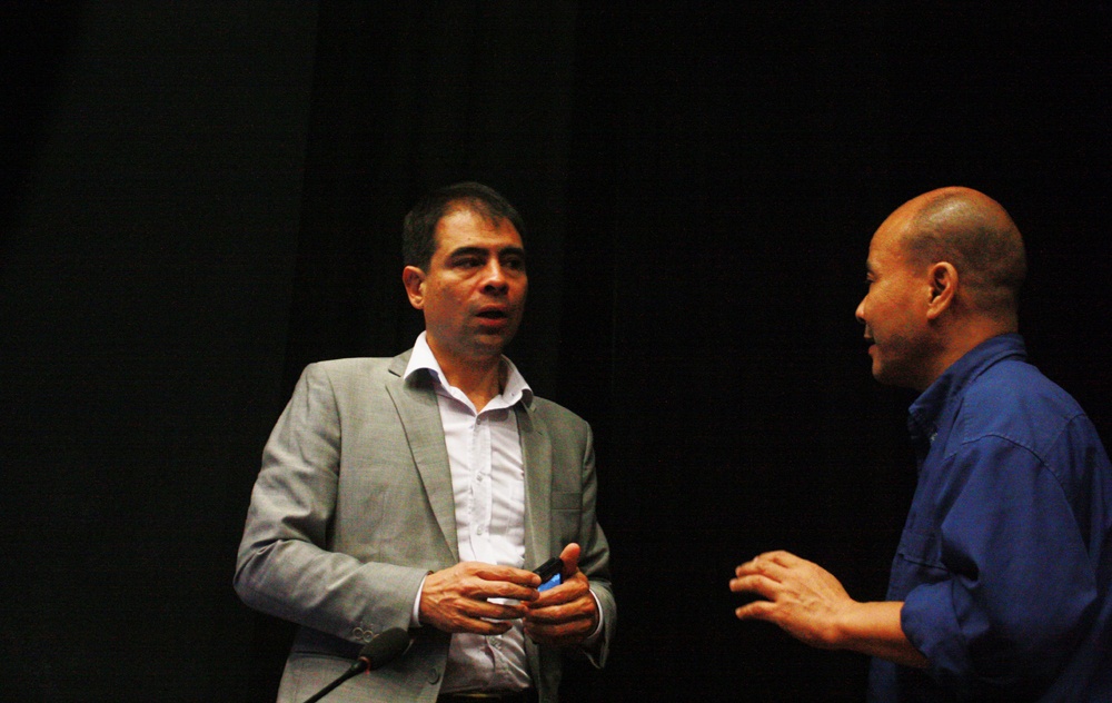 Luc Van Tien,  Giao su Phan Huy Le anh 1