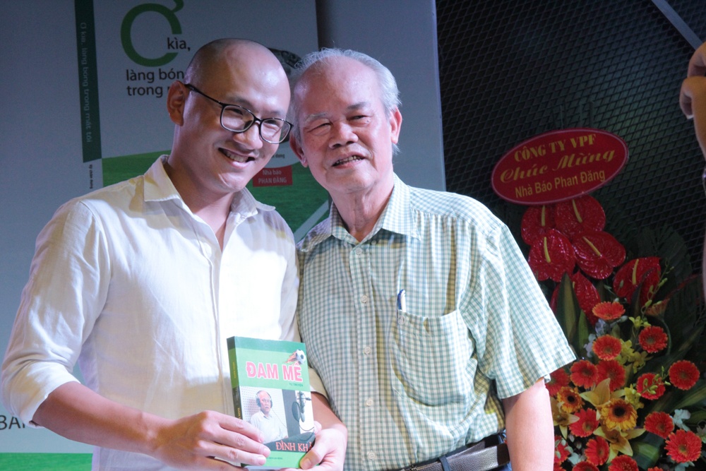 Nha bao Phan Dang viet ve bong da qua nhung phan nguoi hinh anh
