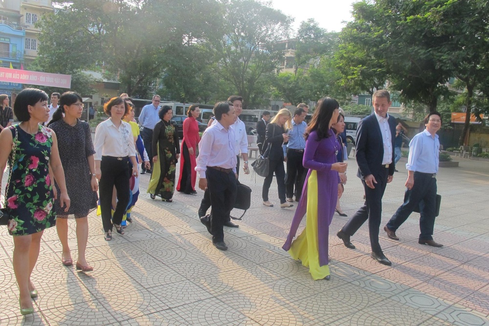 Van hoc thieu nhi,  Dai su quan Dan Mach anh 1