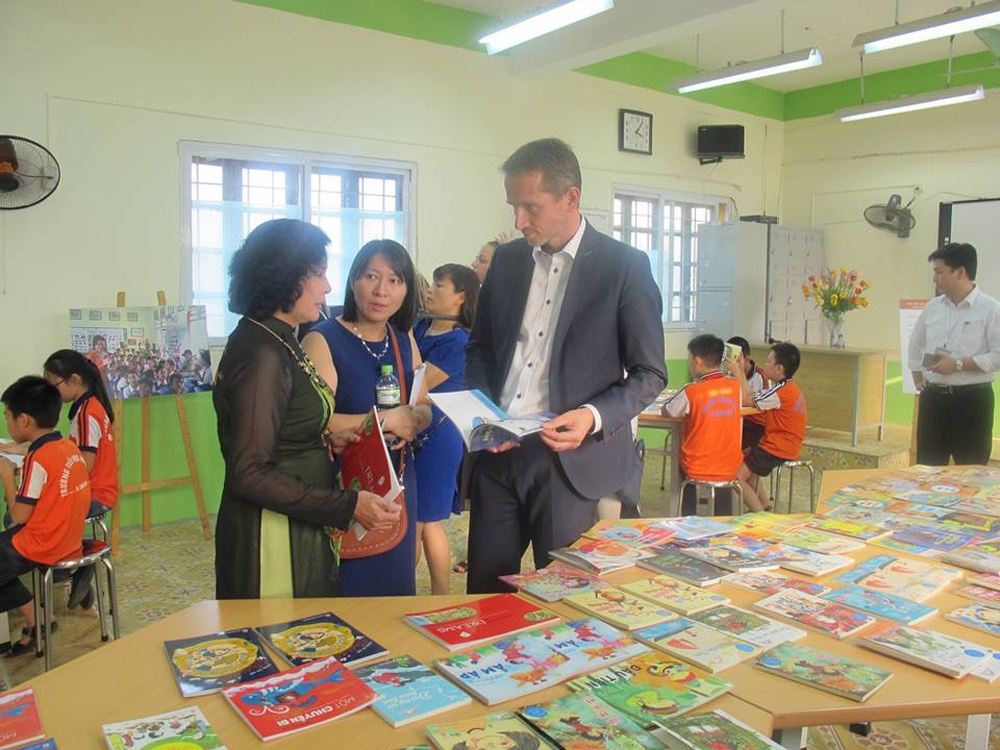 Van hoc thieu nhi,  Dai su quan Dan Mach anh 3