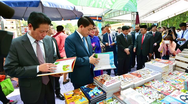 25 giao dich xuat ban quoc te duoc thuc hien tai Hoi sach HN hinh anh