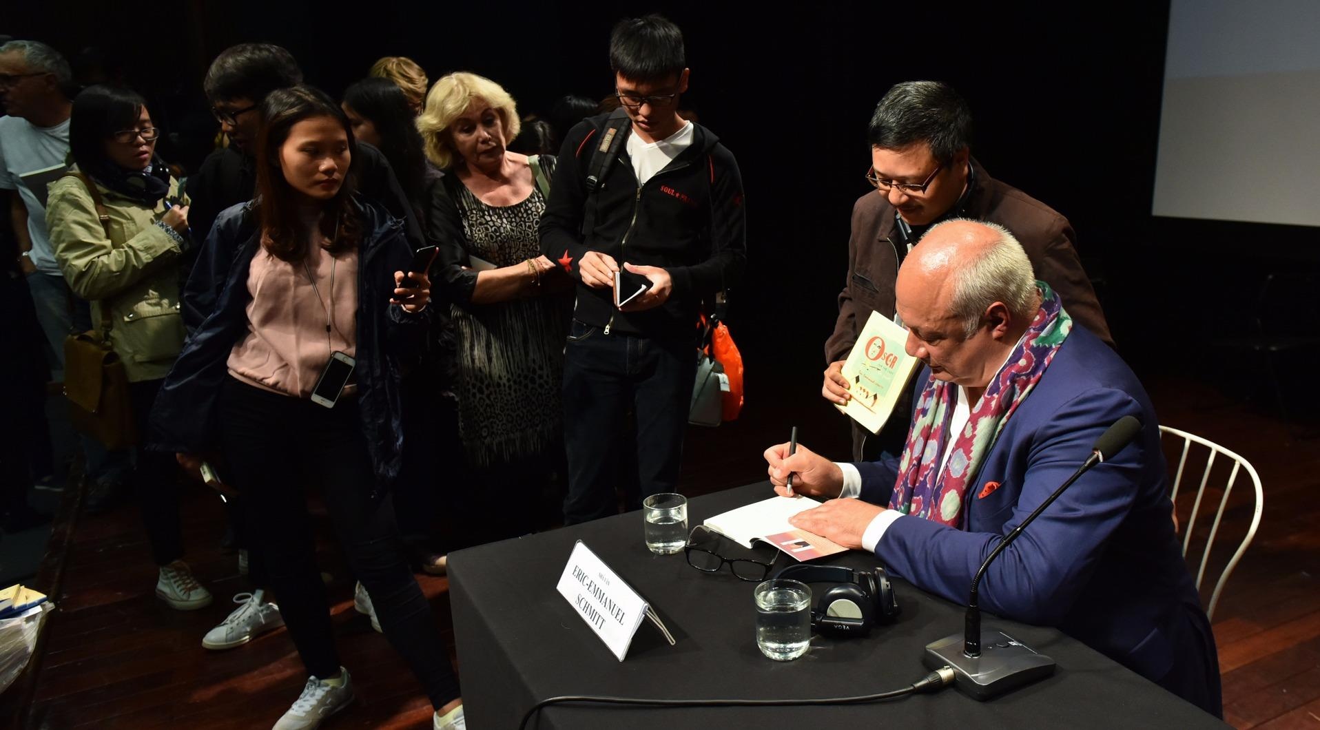 Doc gia Viet tran len san khau nghe nha van Phap noi chuyen hinh anh