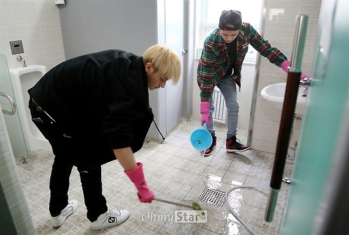 Thanh vien EXO hao hung don nha ve sinh hinh anh