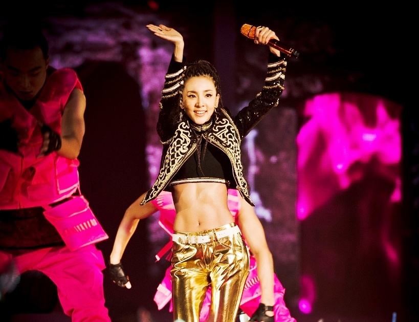 Dara (2NE1) duoc khen vi co bung chuan hinh anh