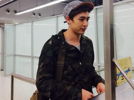 Nickhun le loi o san bay Thai sang Viet Nam hinh anh