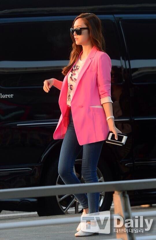 SNSD noi bat o san bay chuan bi sang Viet Nam hinh anh