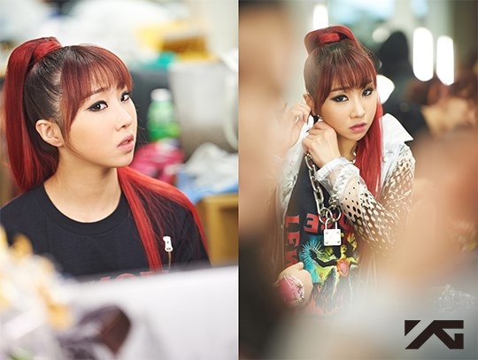 Minzy trong tạo hình để biểu diễn Come Back Home. Đây gần như là lần đầu tiên cô để xõa phần lọn tóc dài màu đỏ của mình. Minzy thường để tóc ngắn, hoặc búi tóc cao.