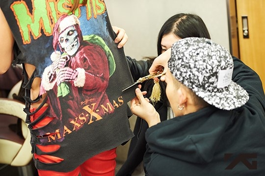 Các nhân viên đang cắt cúp áo phông của Dara để 