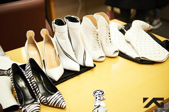 Trên sân khấu lần này, 2NE1 đã biểu diễn ca khúc Gotta Be You lần đầu tiên. Trong ảnh là những đôi giày mà 4 cô gái diện lên sân khấu.