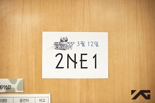 Phóng viên Starcast đã ghi lại những hình ảnh thú vị diễn ra trong phòng chờ của 2NE1 ở chương trình M!countdown và Yoo Hee-yeol’s Sketchbook. Đây là đợt biểu diễn quảng bá cho album Crush.