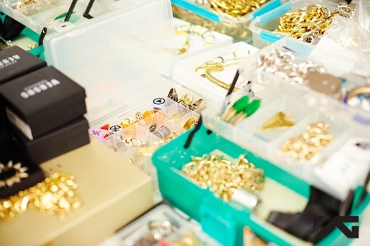 Bạn có thể hoa mắt trước những hộp đựng đồ trang sức lấp lánh, Là nhóm nhạc theo dòng hip hop, nên